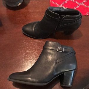Vionic black leather booties sz10